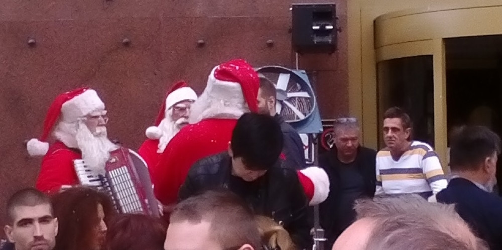 Deda Mrazovi već stigli u Beograd