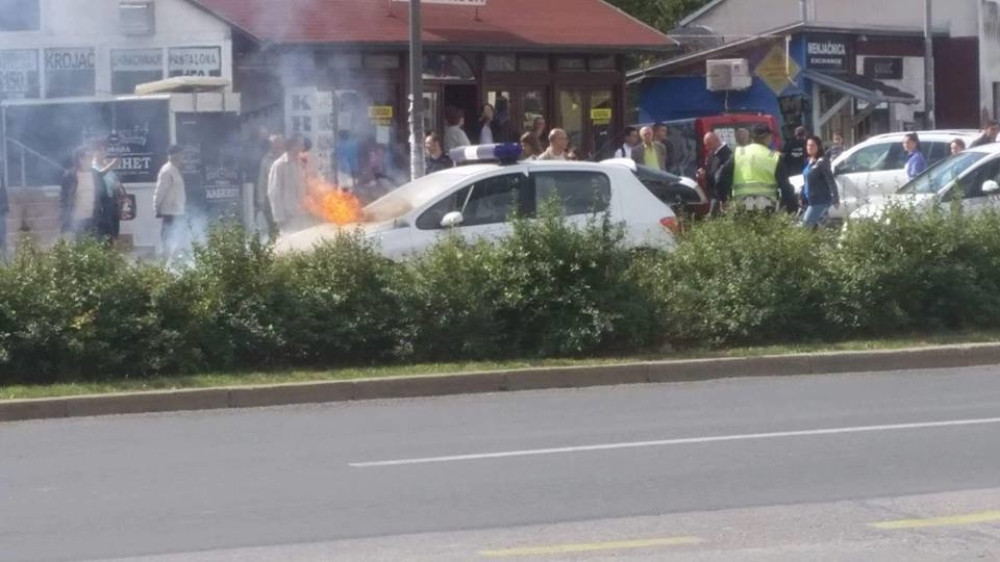 Zapalio se policijski auto (FOTO)