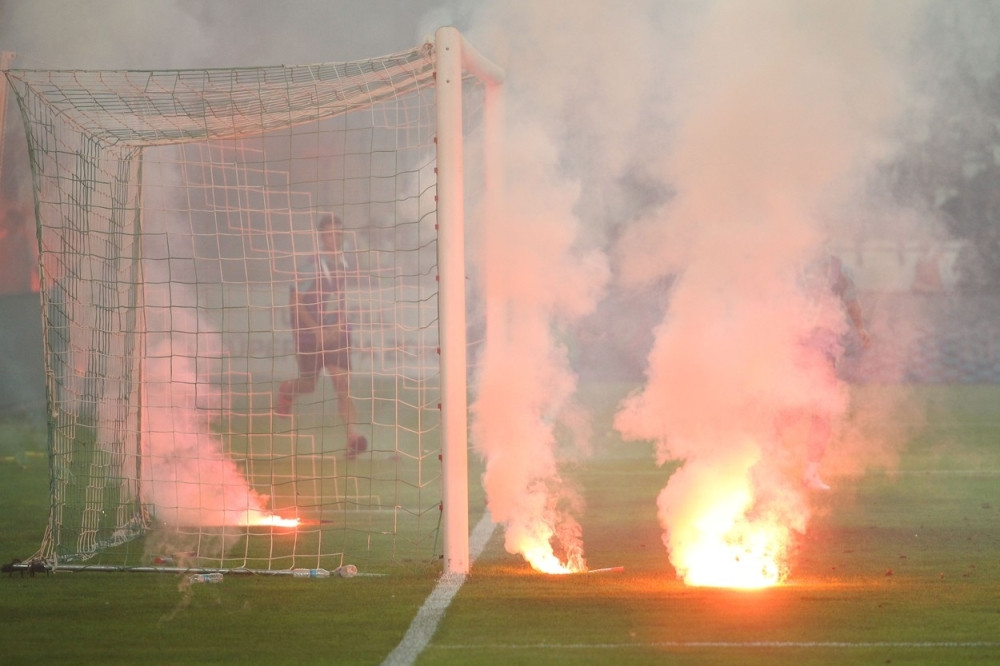 "Grobar" pokušao da zapali navijača  (VIDEO)