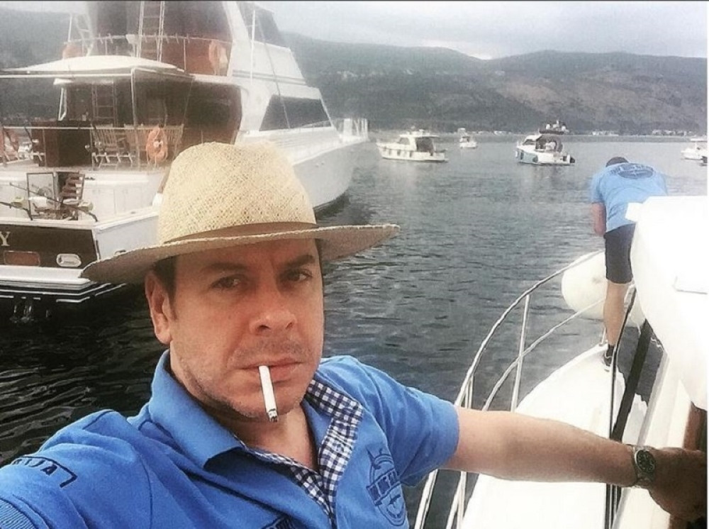 Dok žena čuva dete, Barba peca