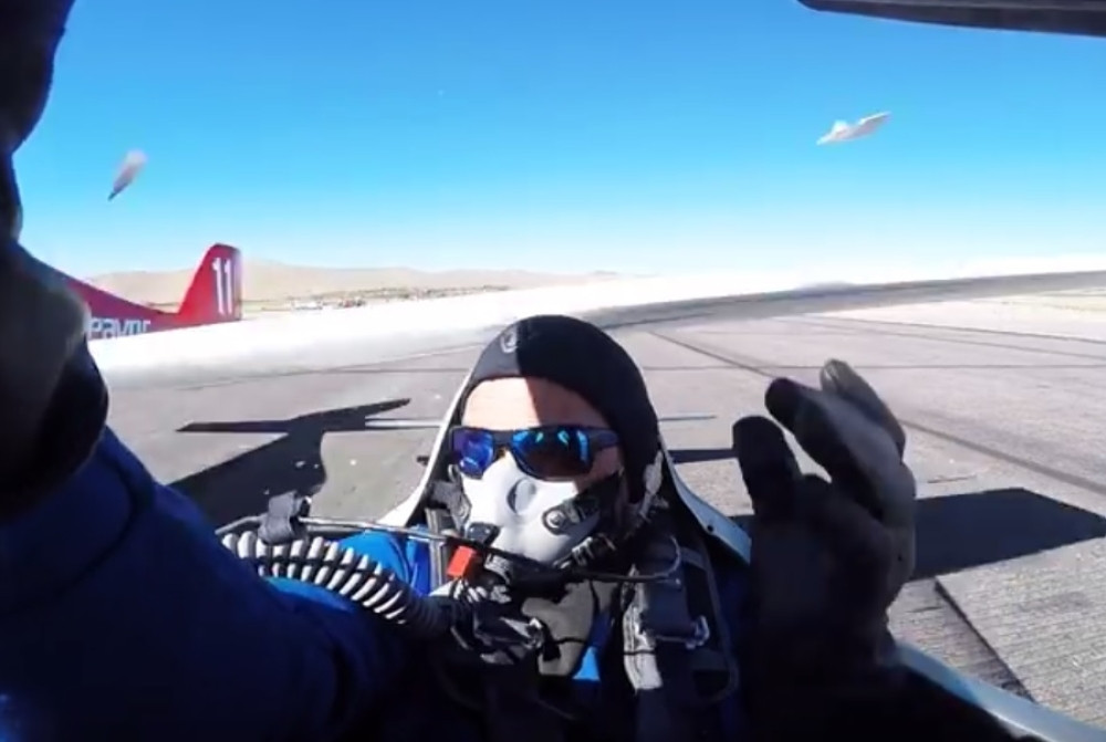 Krilo aviona mu zamalo otkinulo glavu (VIDEO)