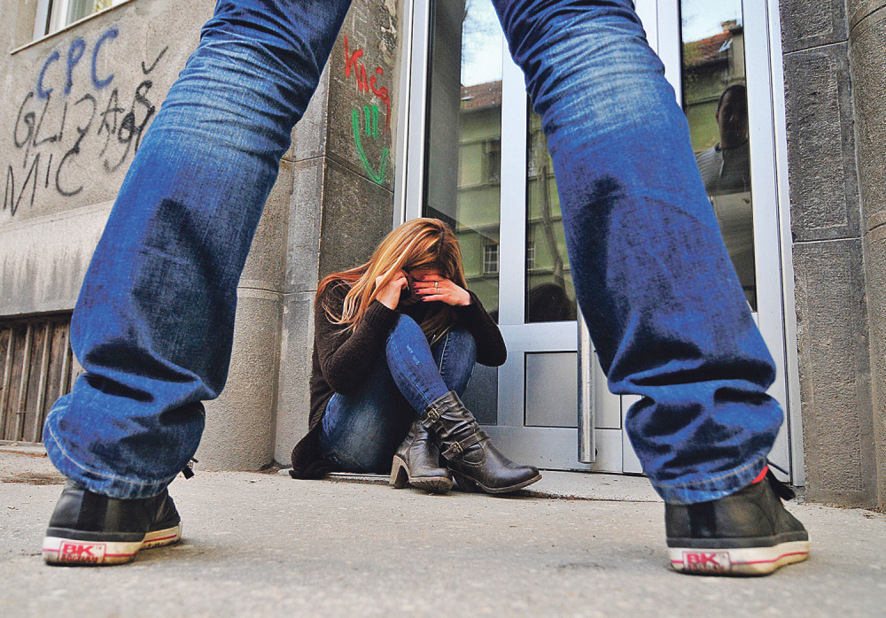 Pijan očuh navalio na pastorku!