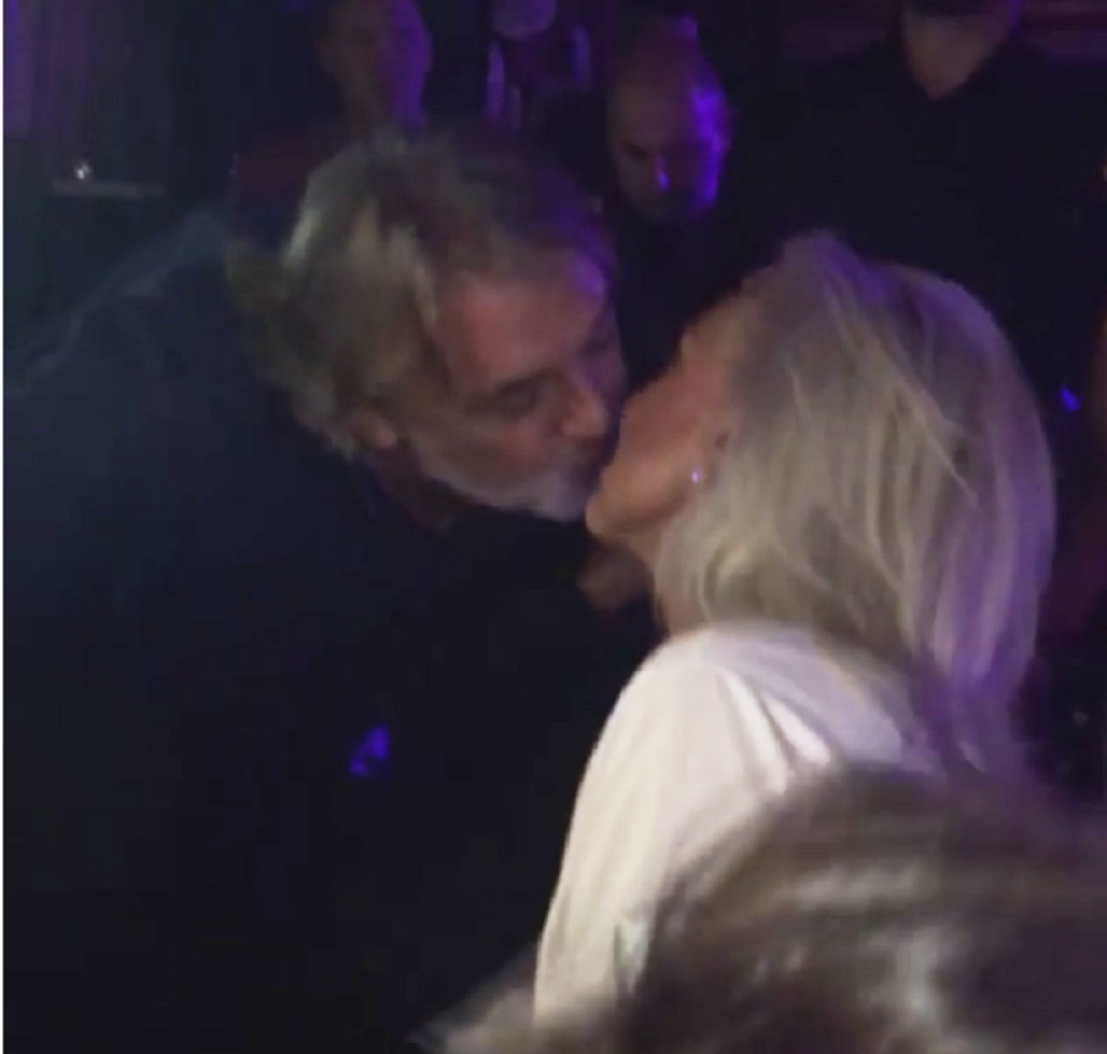 Brena i Boba razmenjivali nežnosti usred kafane (VIDEO)