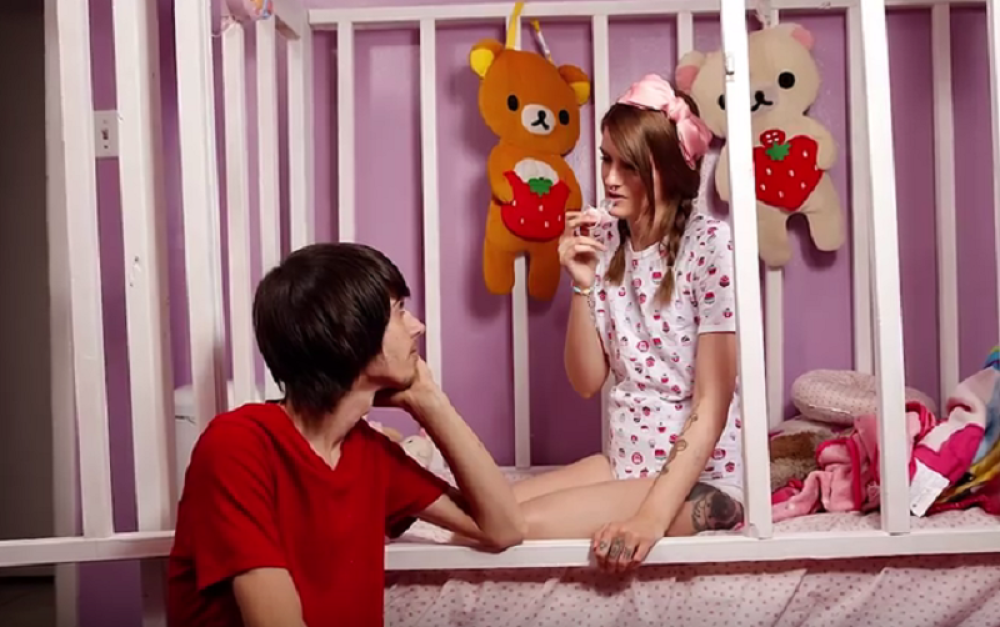 Devojka živi kao beba i njenom dečku se to sviđa (VIDEO)