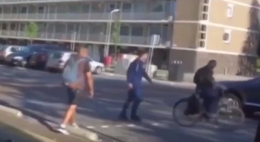 Snimali se kako napadaju prolaznike (VIDEO)