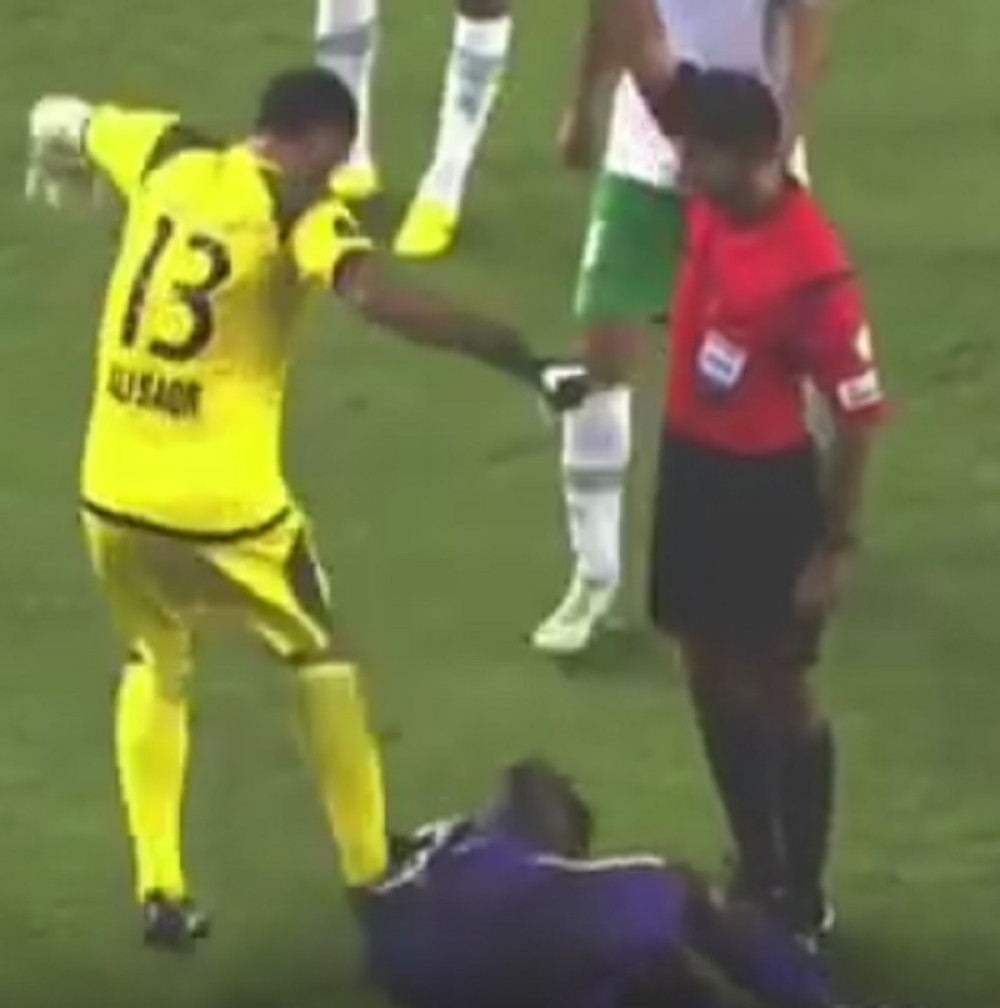 Golman brutalno pretukao igrača (UZNEMIRUJUĆI VIDEO)