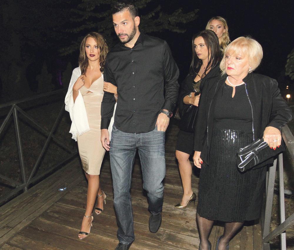 Aleksandrini roditelji se kulirali na rođendanu