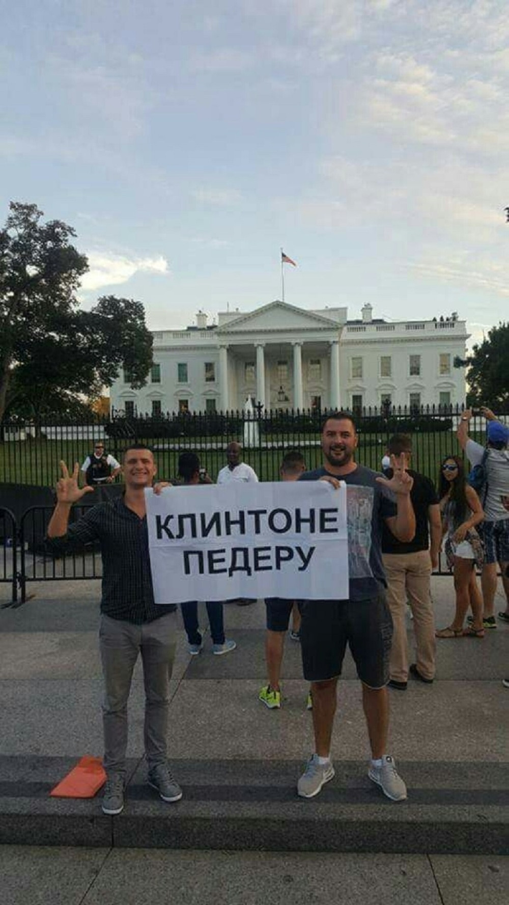 Protest Srba ispred Bele kuće! (FOTO)