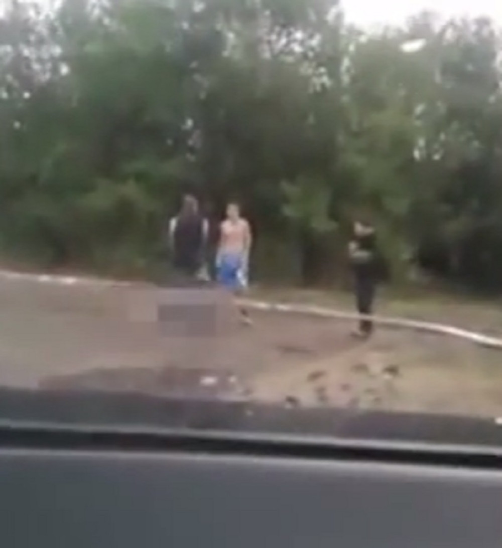 Mladiće udario grom na fudbalu, jedan stradao! (VIDEO)