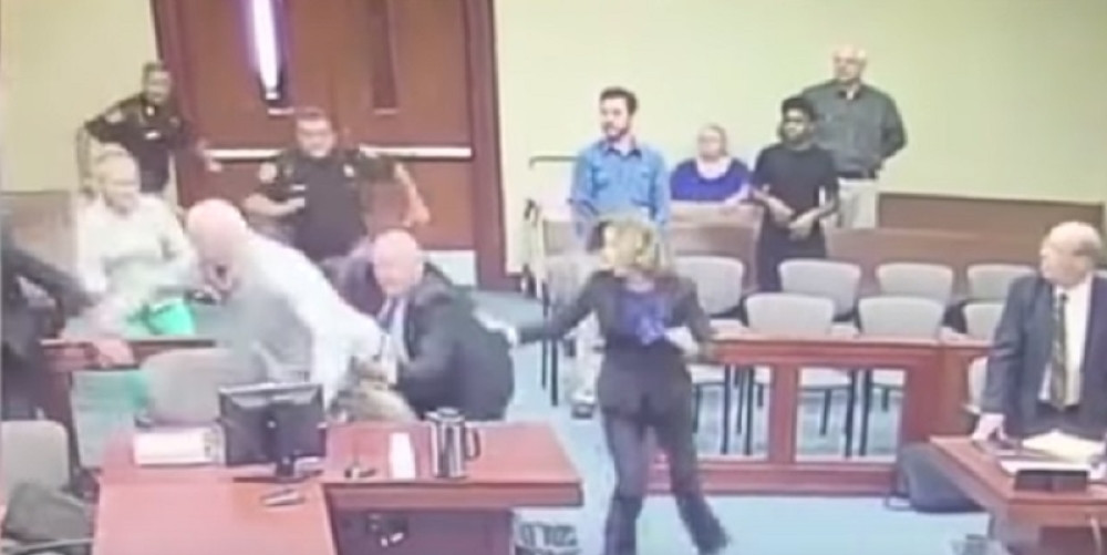 Pedofil pokušao da izbode tužioca na sudu (VIDEO)