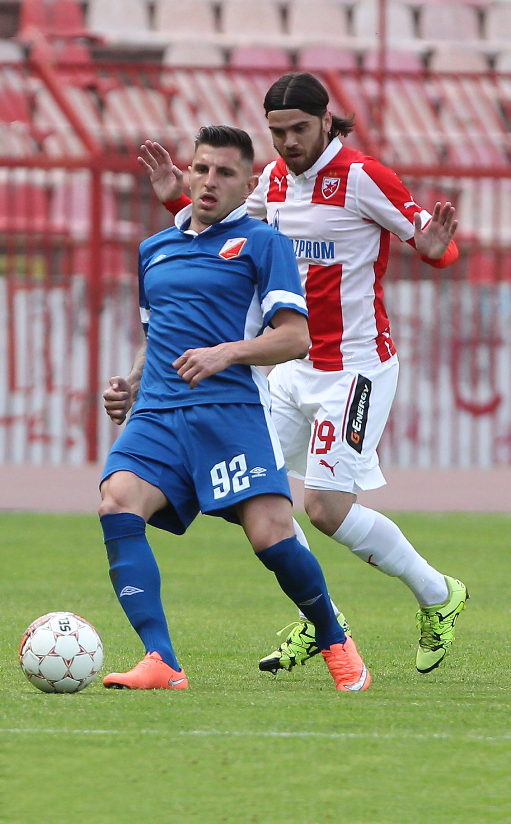 Traljavi špicevi na „šuplje“ bekove