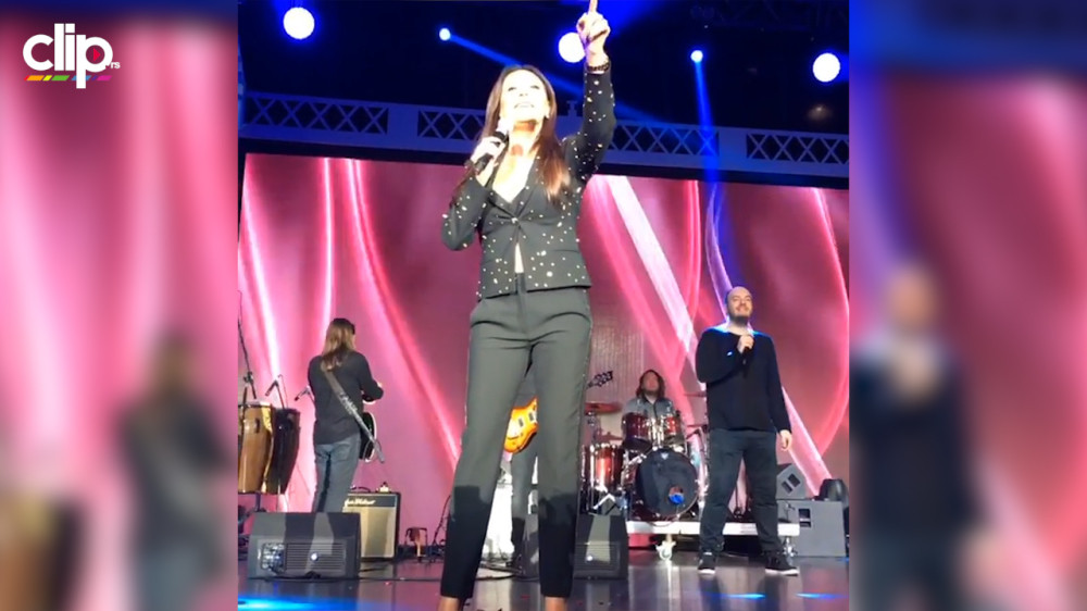 Pogledajte nastup Cece i Paris Hilton (VIDEO)