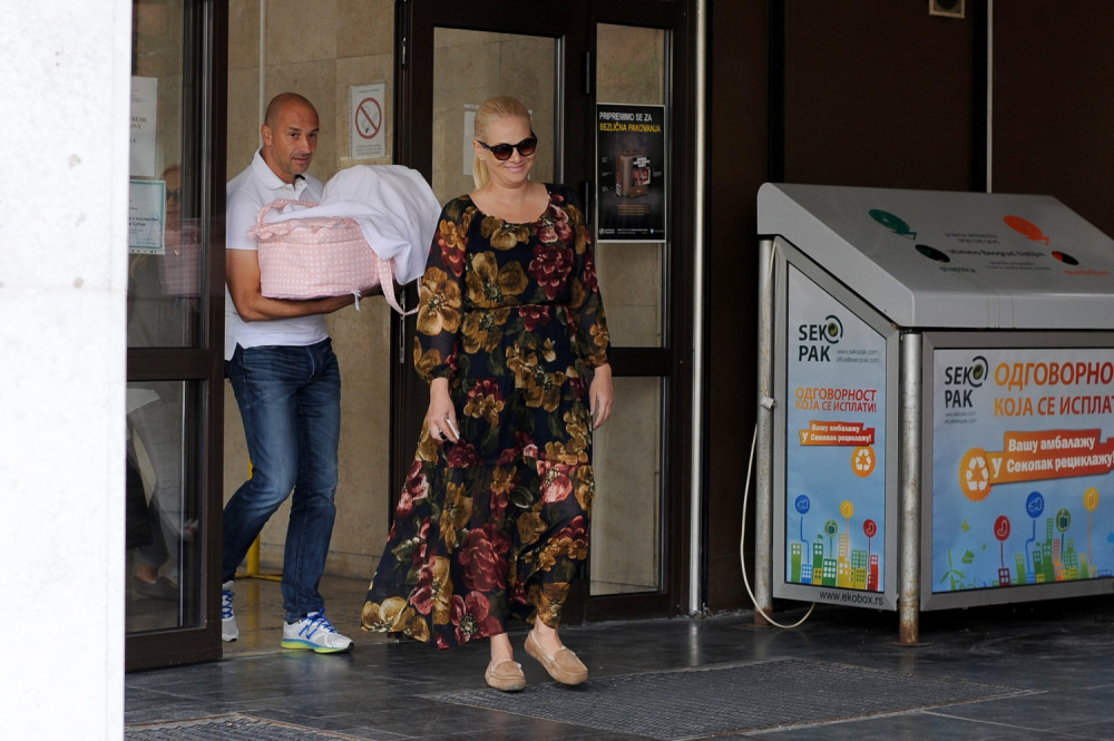 Ilda izašla iz porodilišta sa ćerkicom