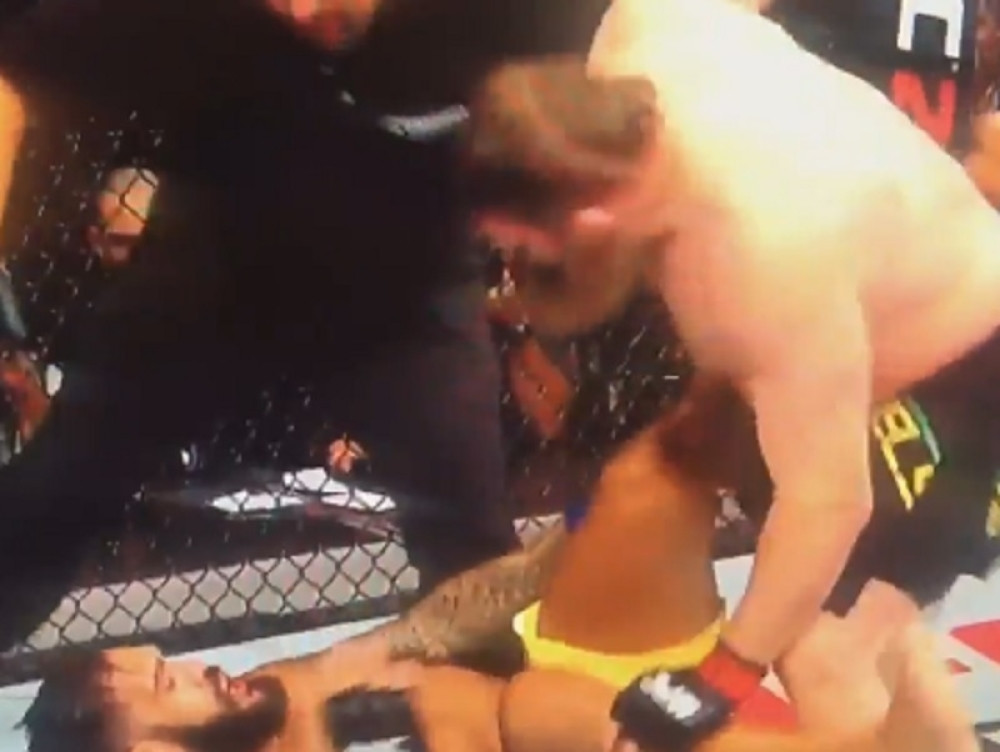 Nokautirao rivala, pa sudiju šutnuo u zadnjicu (VIDEO)