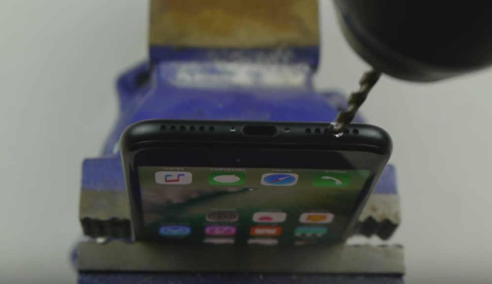 Probušio na "ajfonu" rupu za slušalice! (VIDEO)