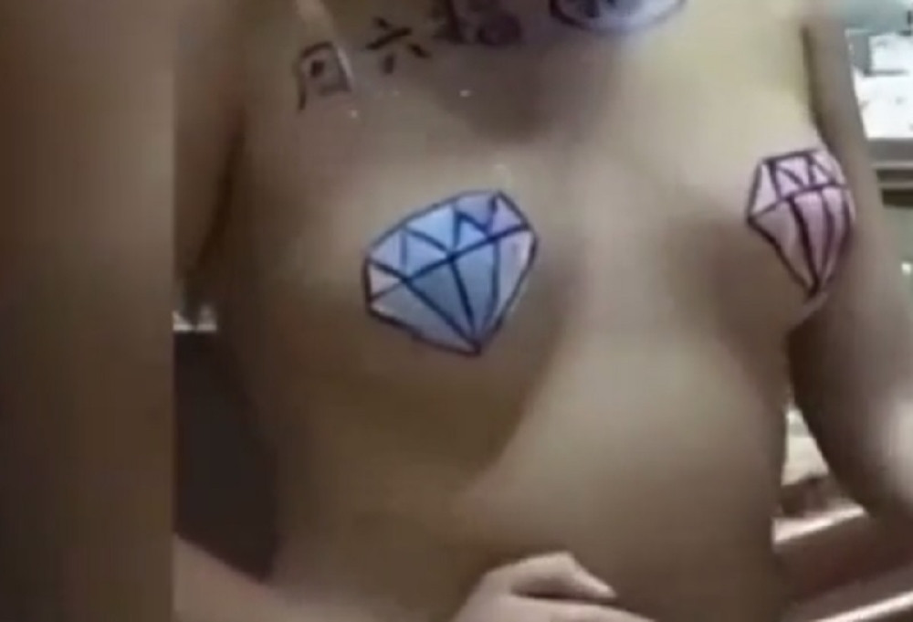 Žene teraju da gole prodaju dijamante (VIDEO)