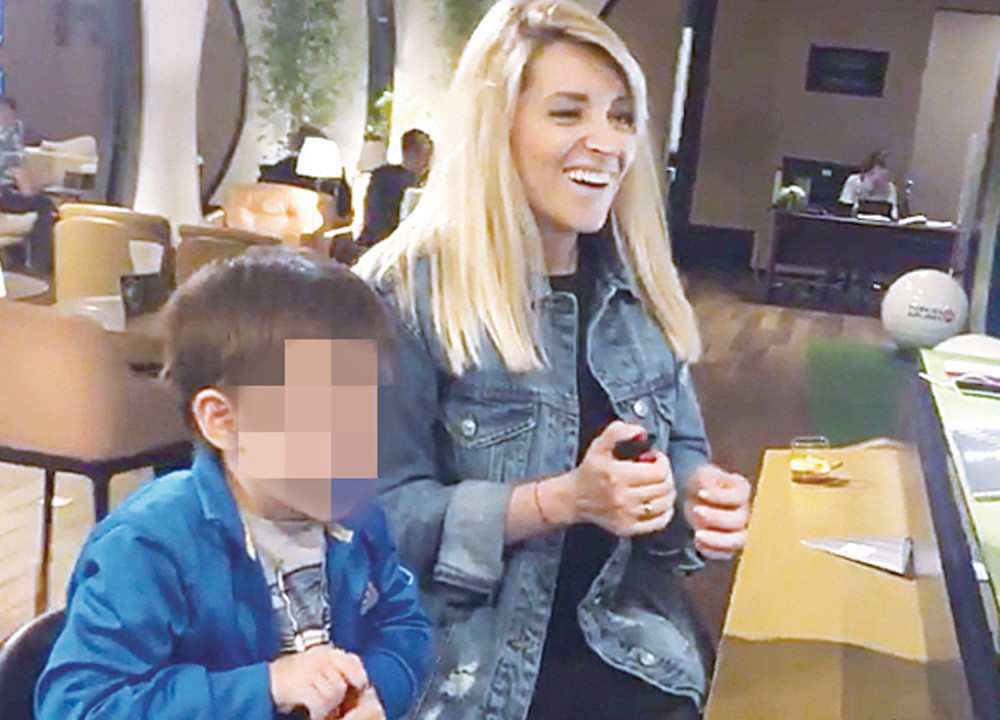 Anđelka sa sinom igra igrice na Mauricijusu