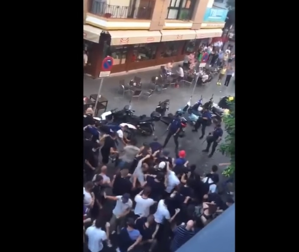 Navijači Liona napali policiju u Sevilji (VIDEO)