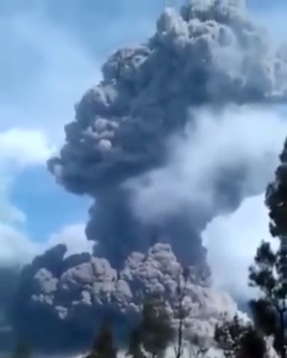 Eksplodirao vulkan, nestalo 400 turista! (VIDEO)