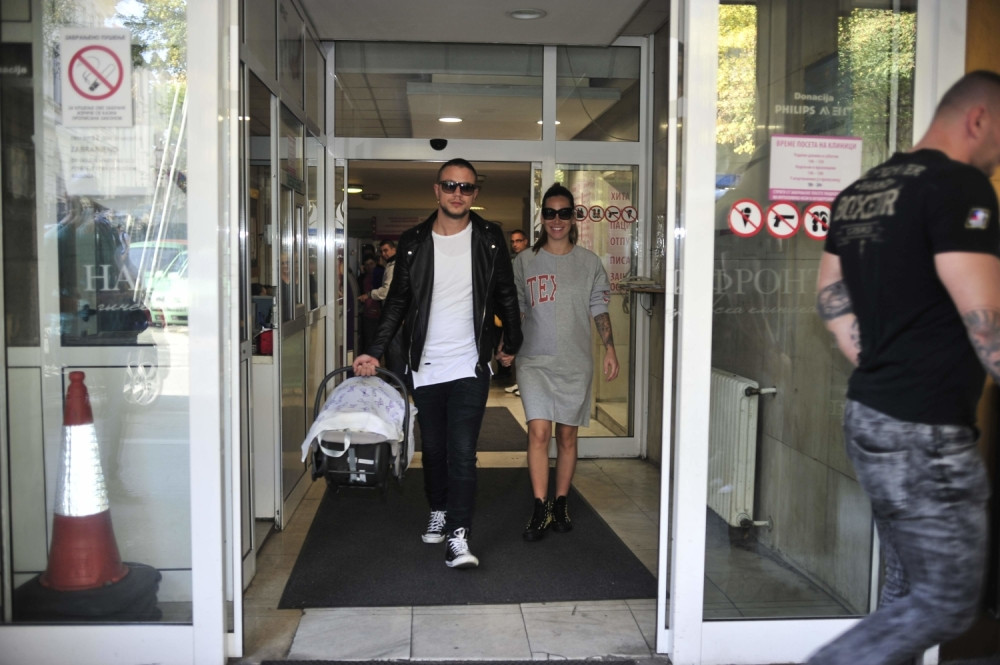 Nikolija izašla iz porodilišta (FOTO+VIDEO)