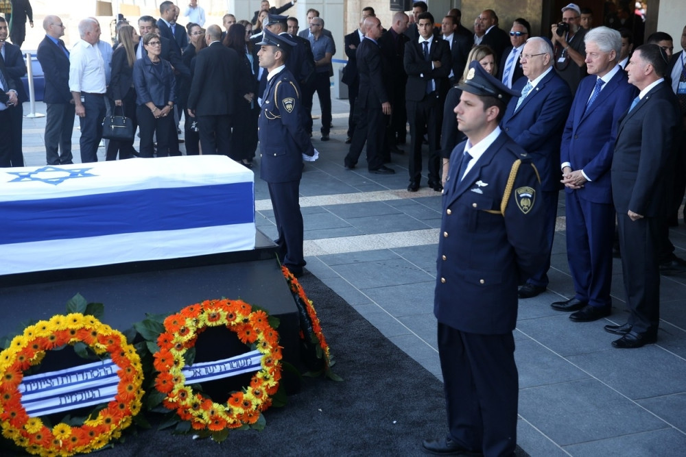 Građani odaju poštu Peresu (FOTO)