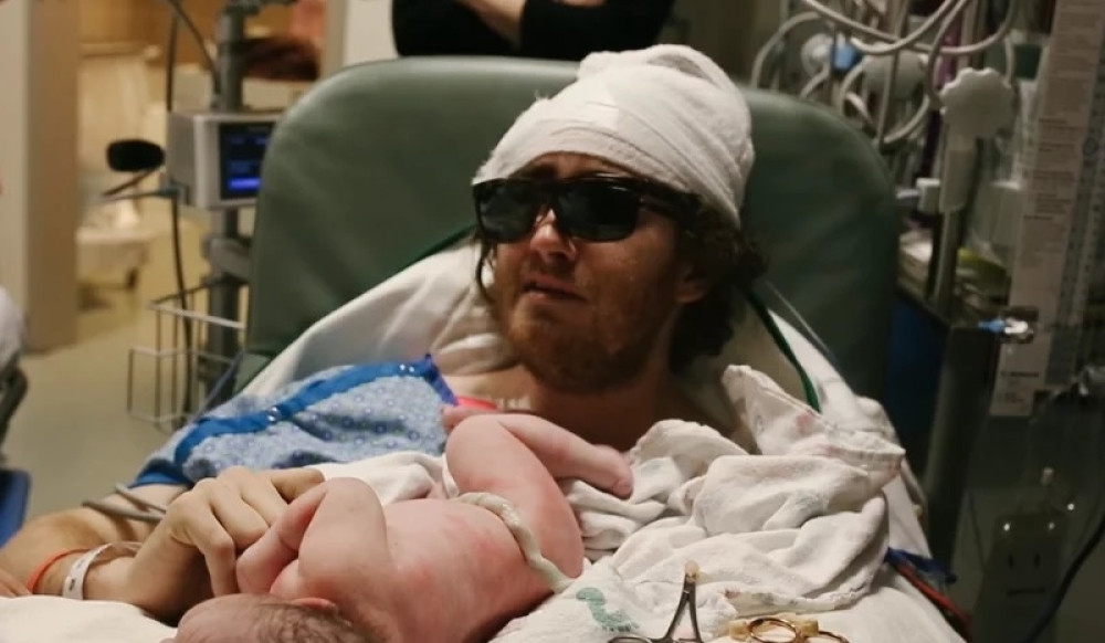 Otac oboleo od raka upoznao novorođenog sina (VIDEO)