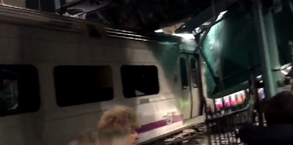 Voz udario u stanicu punu putnika (FOTO+VIDEO)