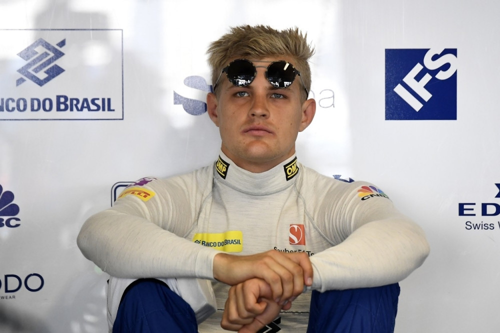 Vozač povređen posle sudara s kokoškom (FOTO)