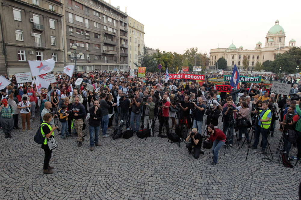 Hiljade građana na protestu zbog rušenja u Savamali (FOTO + VIDEO)