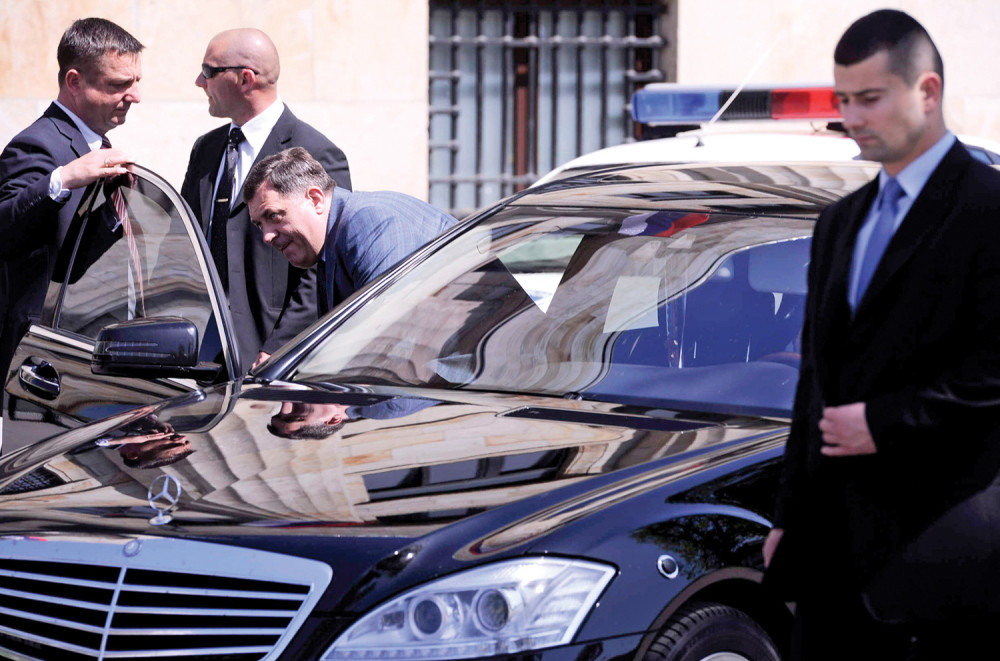 Dodik od utorka na poternici?