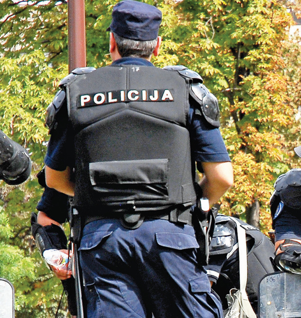 Pijanac zbog hapšenja hteo da uguši policajca