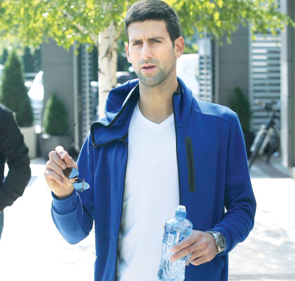 Ovo je čovek koji hrani Novaka!