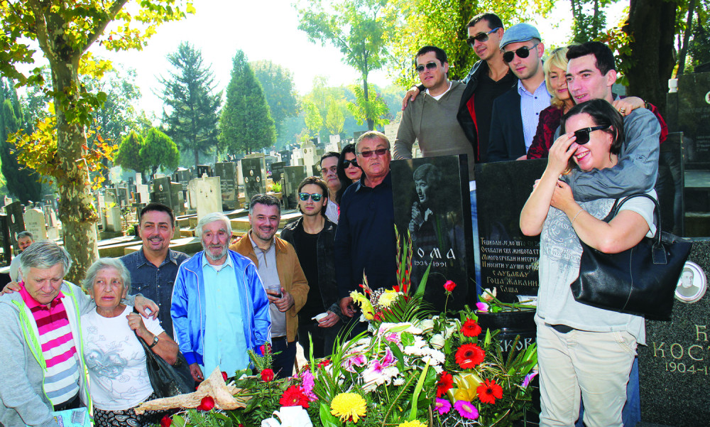 Cveće i sveće za Tomu legendu (FOTO)