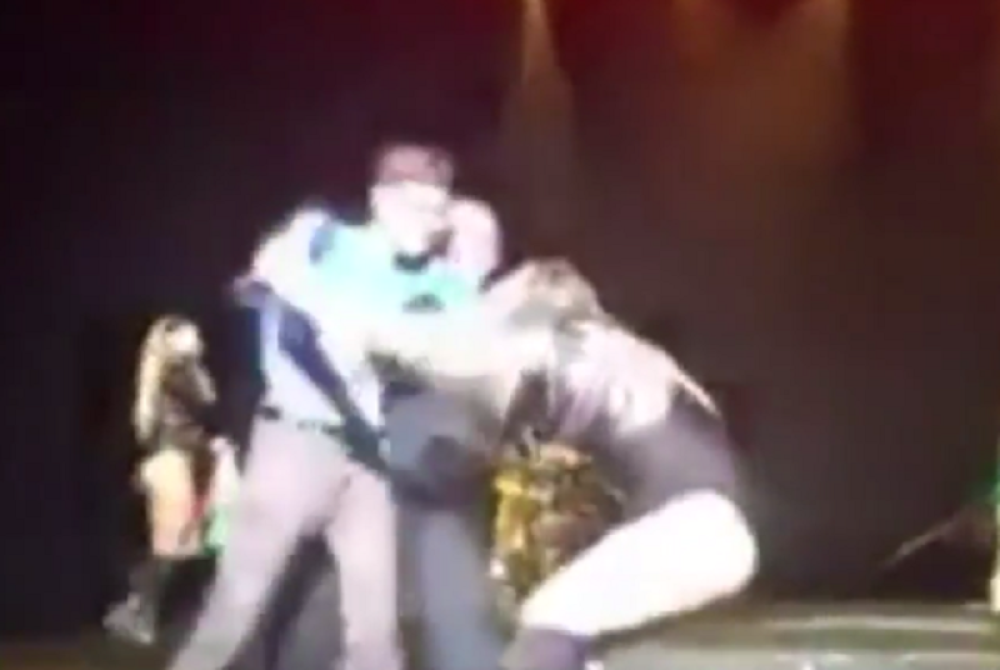 Pevačicu zaskočio fan na koncertu (VIDEO)