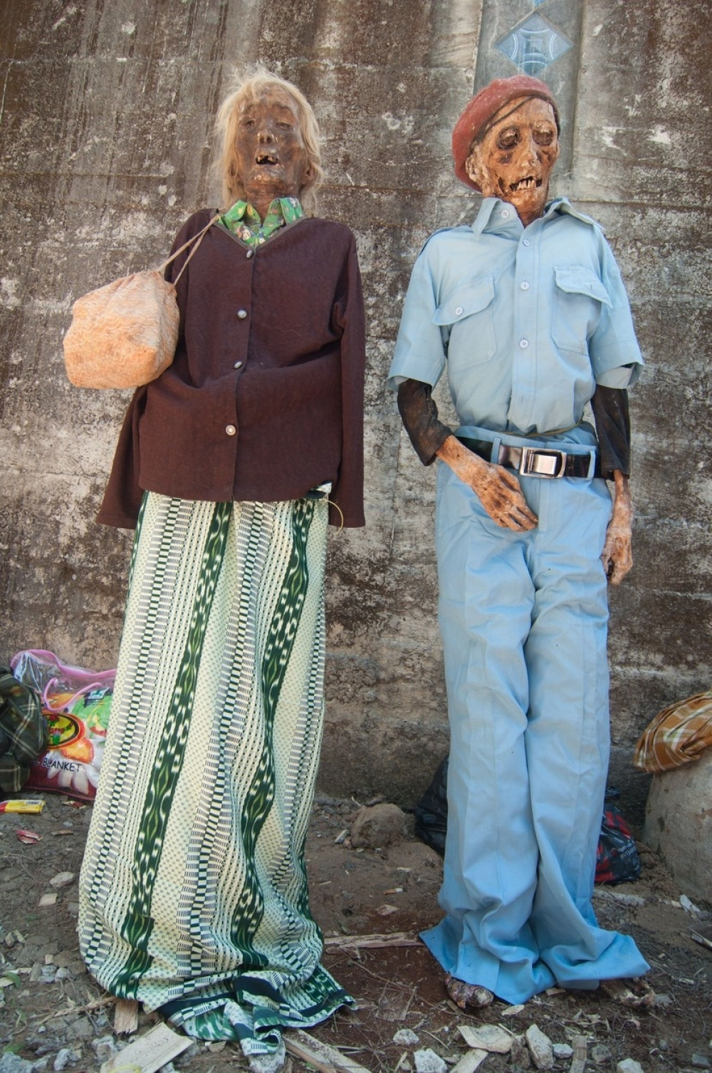 Iskopaju pokojnike, pa ih šetaju gradom (UZNEMIRUJUĆI VIDEO)