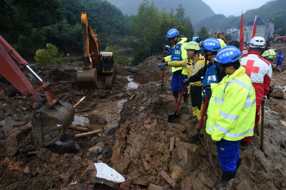 Klizište odnelo najmanje 11 života (FOTO)