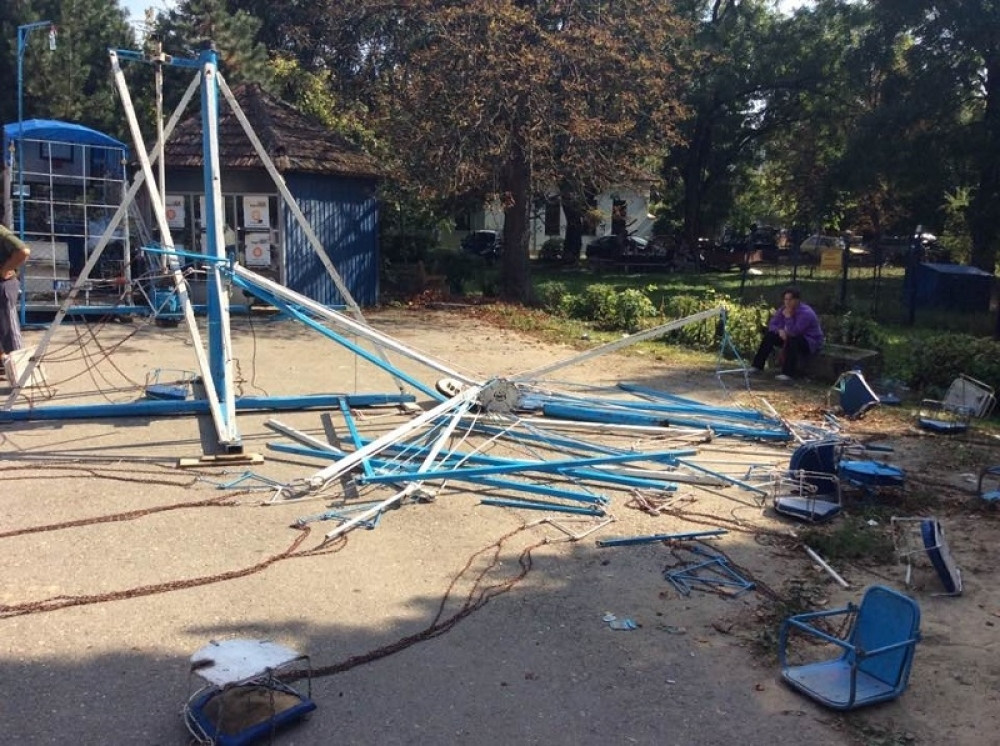 Devojčica preminula posle pada sa ringišpila!