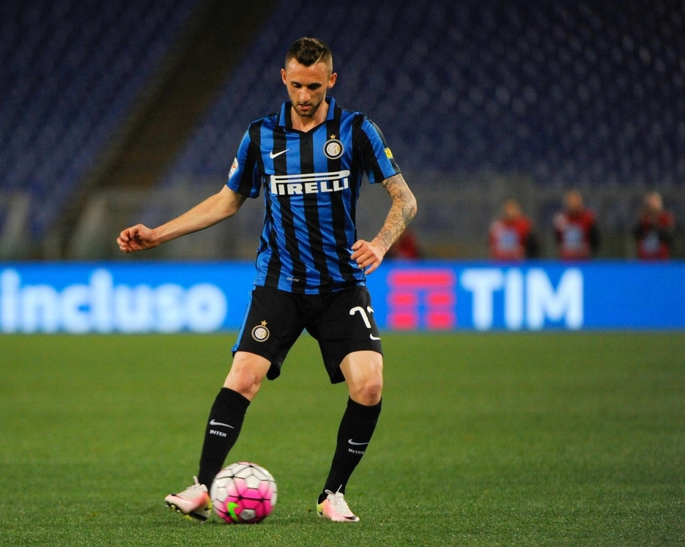 Brozović ne poštuje klub jer se fotka sa devojkom?! (FOTO)