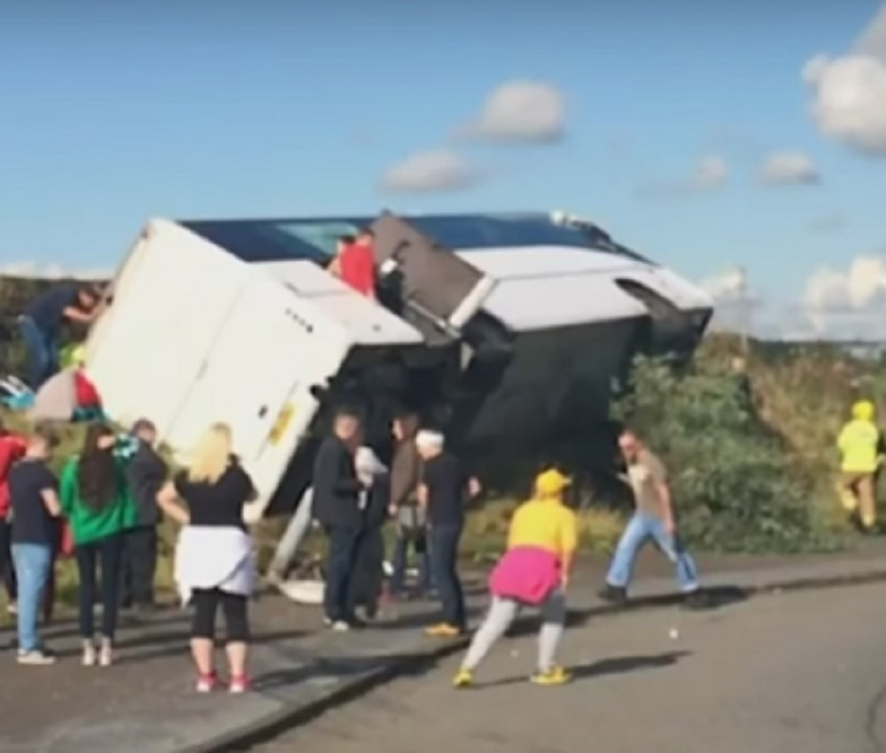 Prevrnuo se autobus sa navijačima Rendžersa (FOTO+VIDEO)