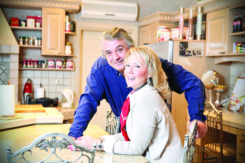 Bobu optužili da tuče Lepu Brenu!