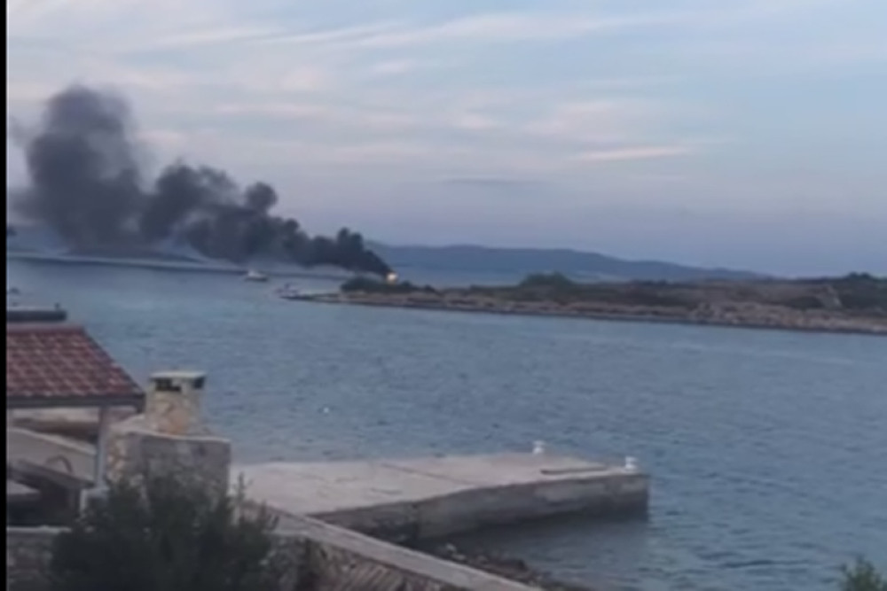 Putnici skakali u more sa glisera koji gori (VIDEO)