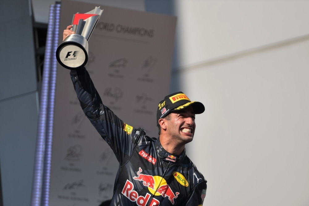 Rikardo pobedio, Hamiltonu eksplodirao motor