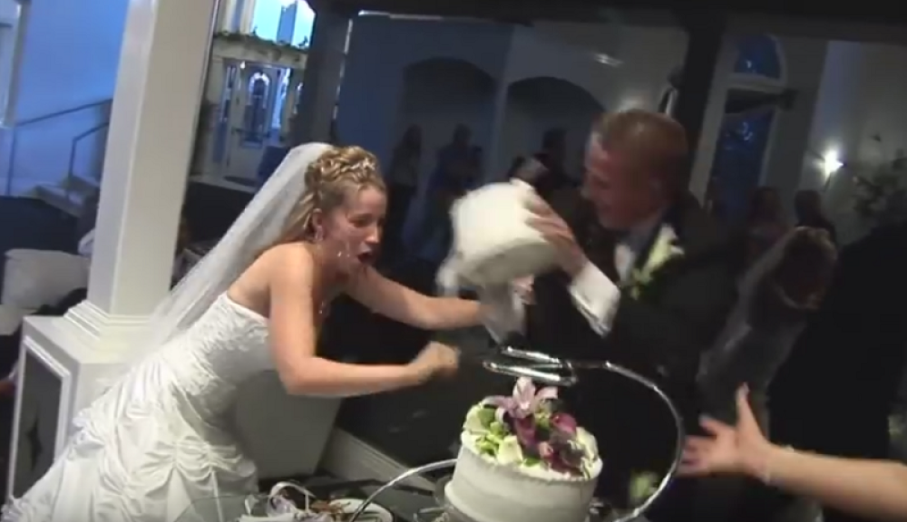 Svadba: Zalepio joj ceo sprat torte na lice! (VIDEO)