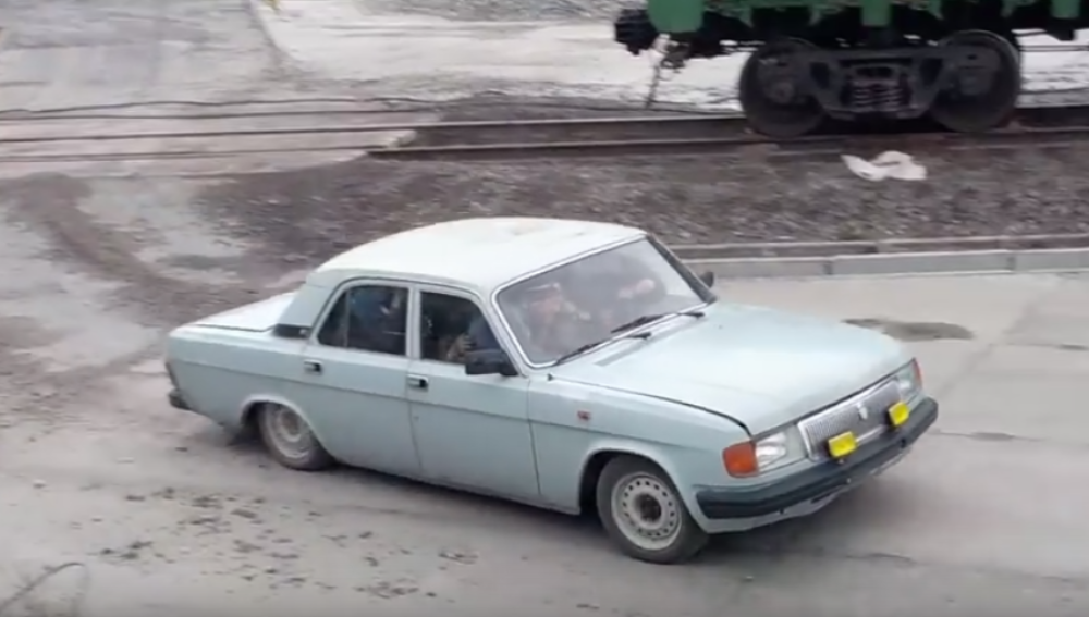 Nećete verovati koliko je Rusa stalo u "volgu"! (VIDEO)