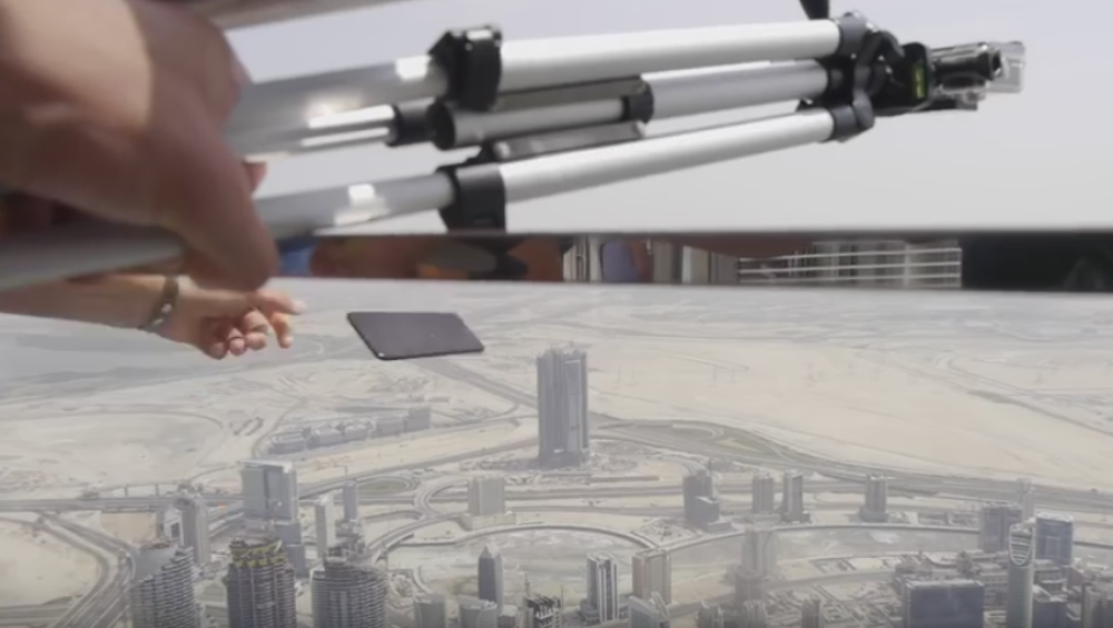 Bacio "ajfon 7" sa najviše zgrade na svetu, evo rezultata! (VIDEO)