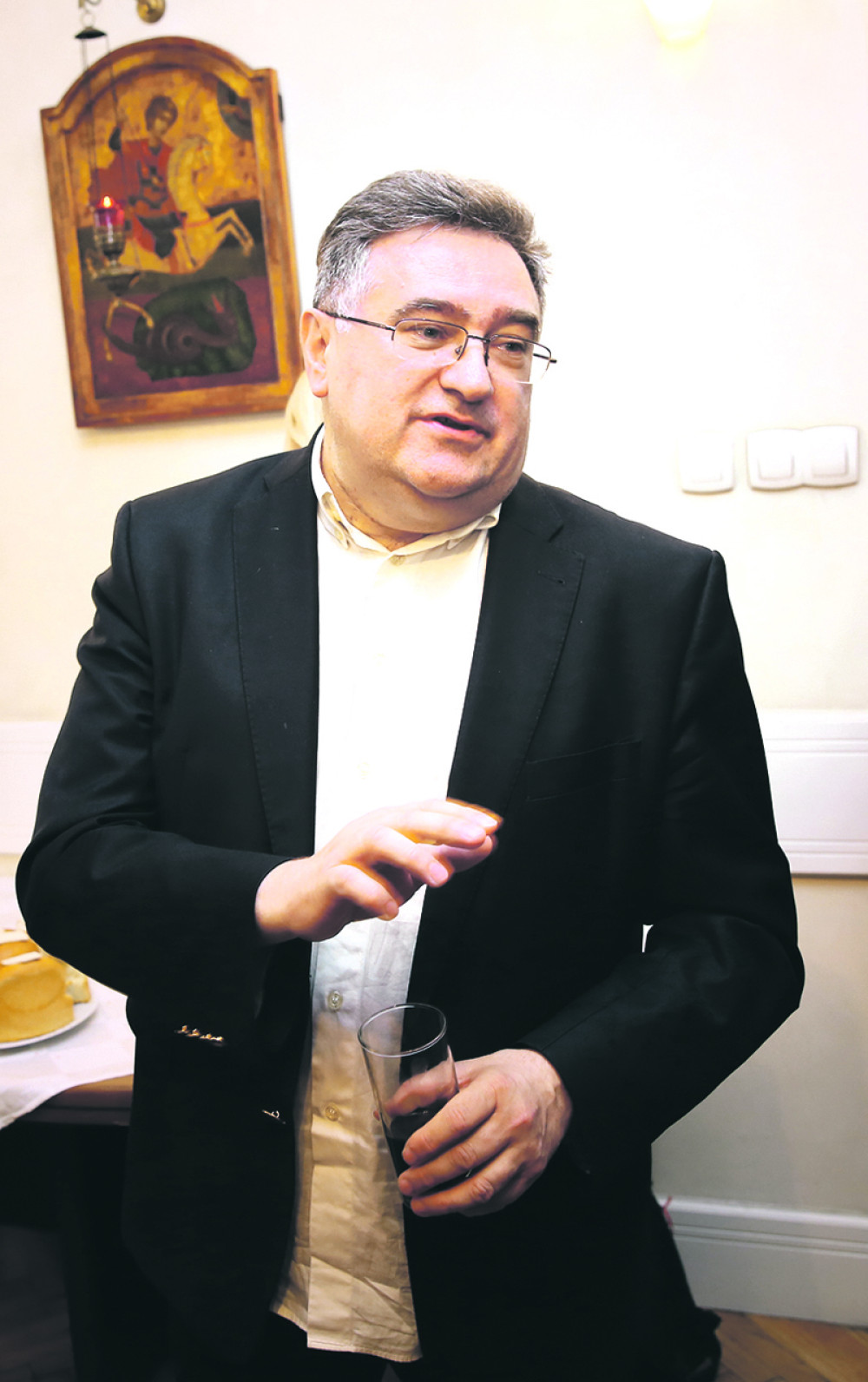 Vukadinoviću, napusti poslanički klub!