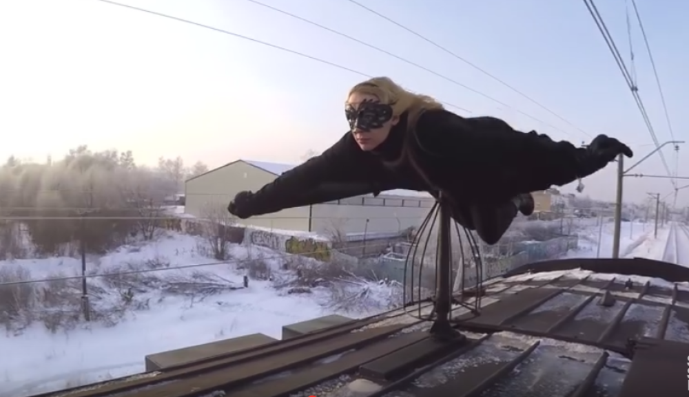 Betmenova mlada surfuje na vozovima! (VIDEO)