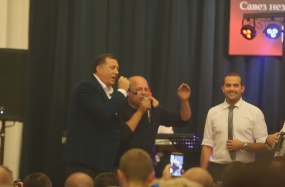 Dodik opet peva "Ne može nam niko ništa" (VIDEO)