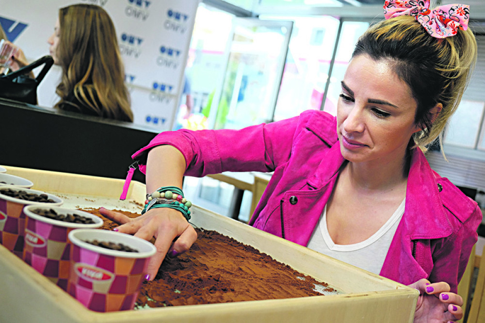 Poznate dame crtale u kafi!