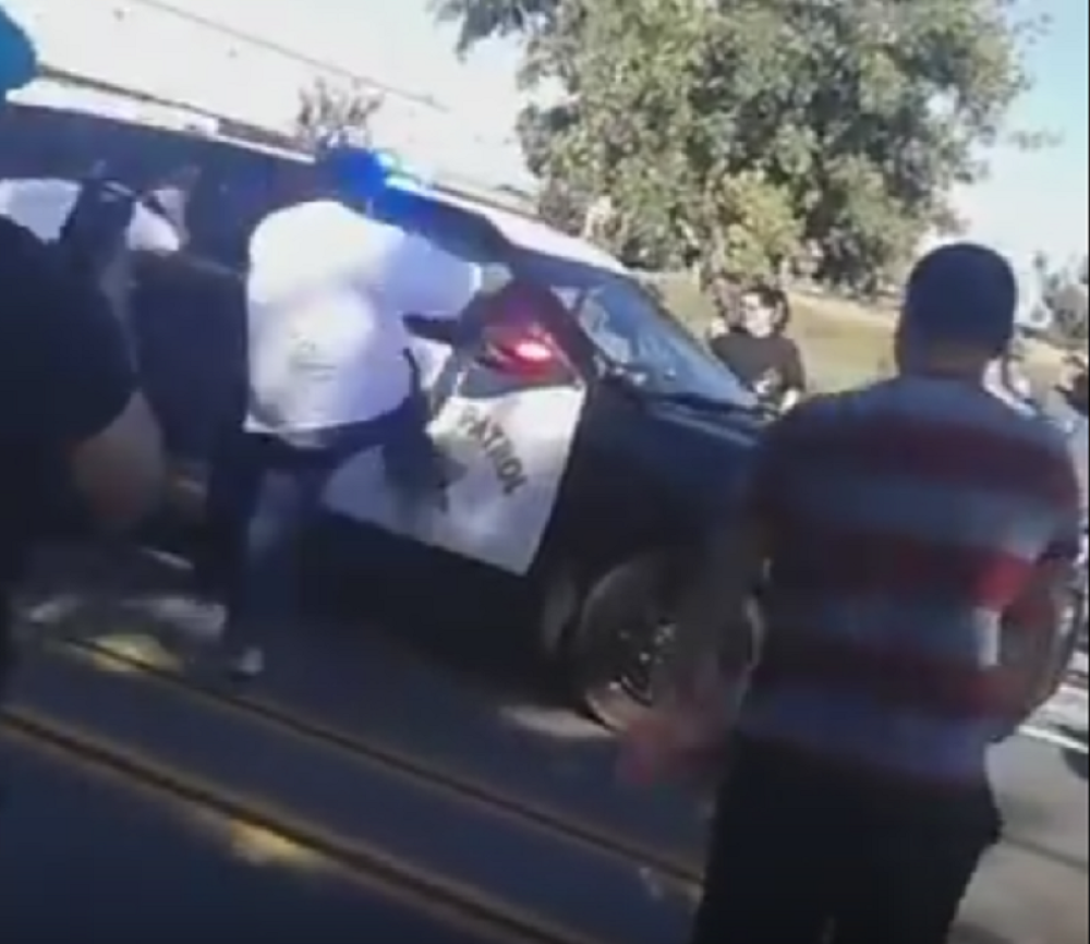 Ulični trkači u SAD zatvorili auto-put, pa napali policiju! (VIDEO)